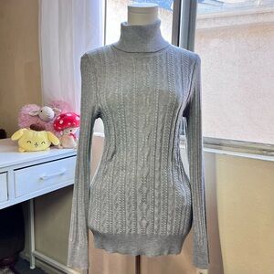 Carolyn Taylor gray cable knit turtleneck pullover fitted cozy minimalist top M